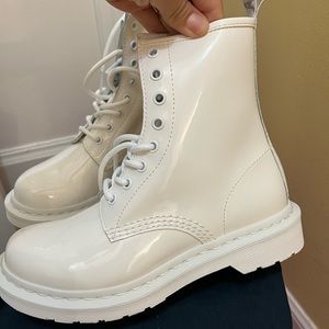 Dr. Martens Lace Up Boots in white patent lamper